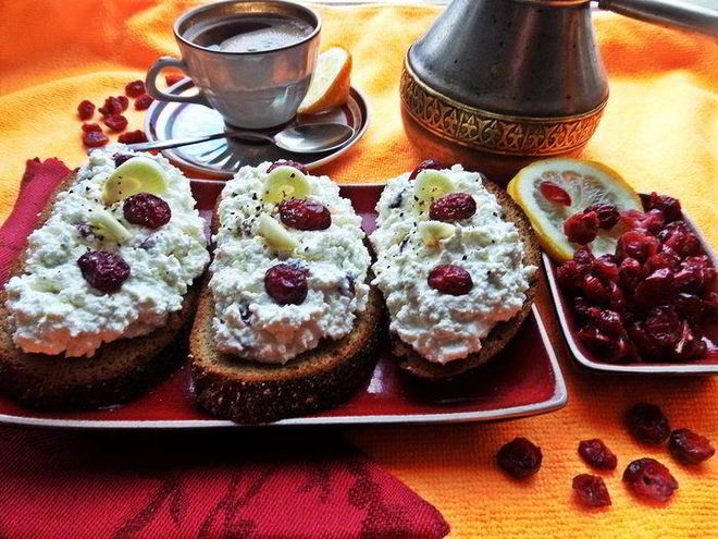 Рецепт бутерброда с пикантным творогом