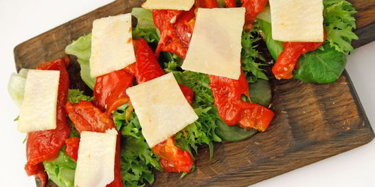 Бутерброд с творожным сыром и печеным перцем