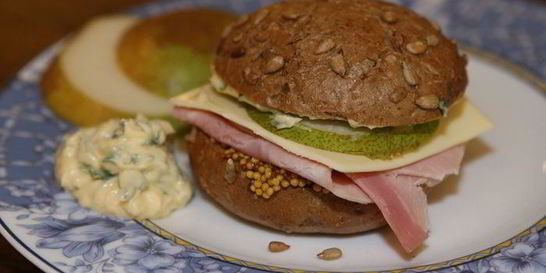 Бутерброд с ветчиной, сыром и грушей