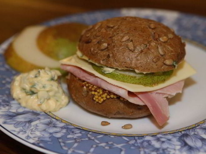 Рецепт бутерброда с ветчиной, сыром и грушей