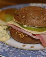 Бутерброд с ветчиной, сыром и грушей