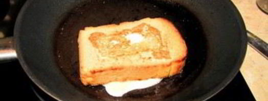 бутерброд с яйцом на сковороде. Шаг 4