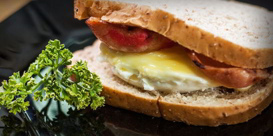 Бутерброд с яйцом в микроволновке