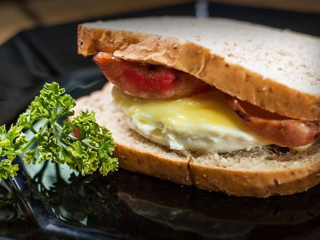 Рецепт бутерброда с яйцом в микроволновке