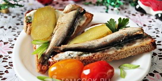 Бутерброд со шпротами и соленым огурцом