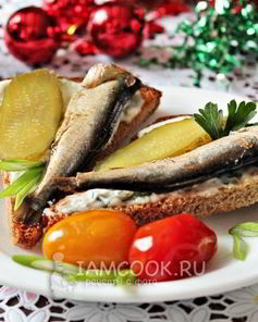 Бутерброд со шпротами и соленым огурцом