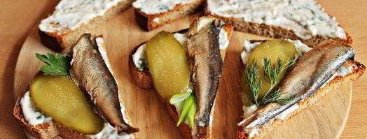 бутерброд со шпротами и соленым огурцом. Шаг 8