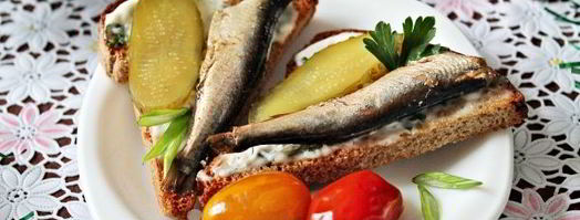 бутерброд со шпротами и соленым огурцом. Шаг 10