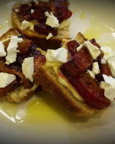 Бутерброд со сливами и грудинкой в меду