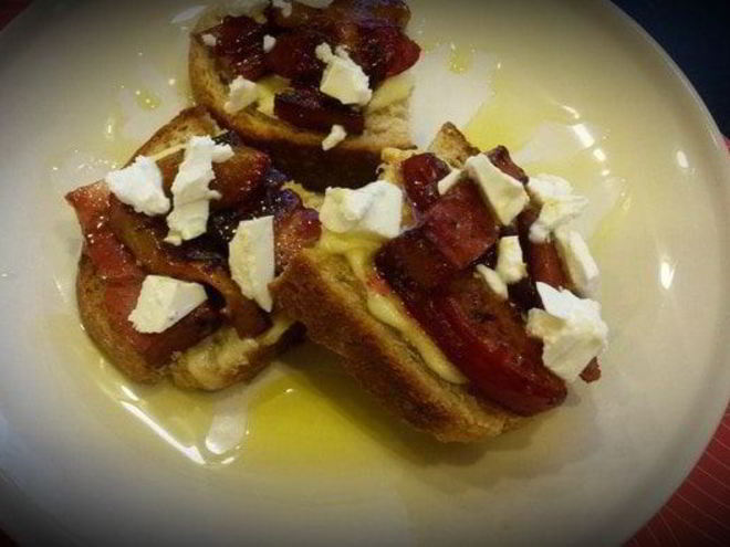 Рецепт бутерброда со сливами и грудинкой в меду