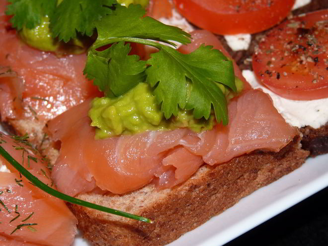 Рецепт бутербродиков с копченым лососем и авокадо