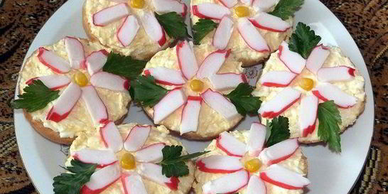 Бутерброды Крабовые цветы с сыром