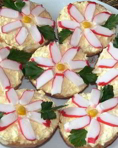 Бутерброды Крабовые цветы с сыром