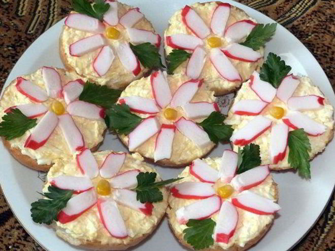 Рецепт бутербродов крабовых цветы с сыром