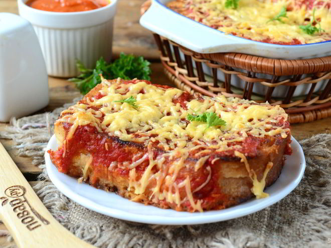 Рецепт бутербродов под сырно-томатной подушкой