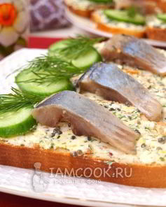 Бутерброды с икрой из водорослей и сельдью