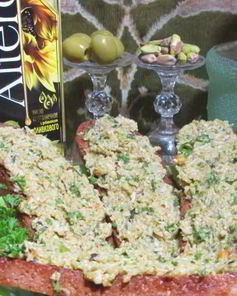 Бутерброды с кремом из оливок и фисташек