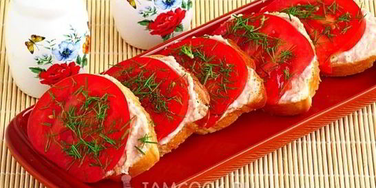 Бутерброды с куриным паштетом и сыром