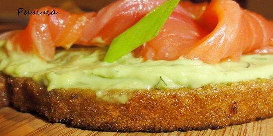 Бутерброды с малосольной семгой и авокадо