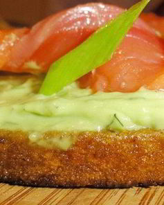 Бутерброды с малосольной семгой и авокадо