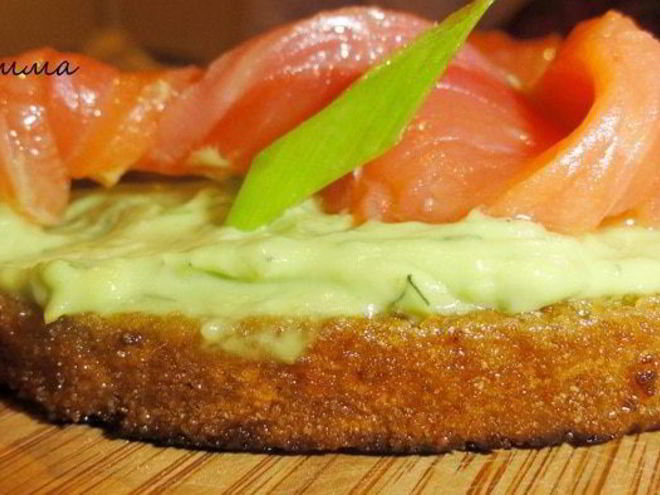 Рецепт бутербродов с малосольной семгой и авокадо