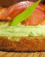 Бутерброды с малосольной семгой и авокадо