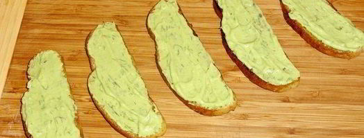 бутерброды с малосольной семгой и авокадо. Шаг 6