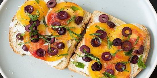 Бутерброды с маслинами, помидорами и сыром