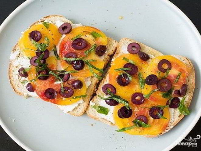 Рецепт бутербродов с маслинами, помидорами и сыром