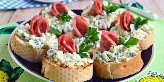 Бутерброды с маслом, плавленным сыром и колбасой