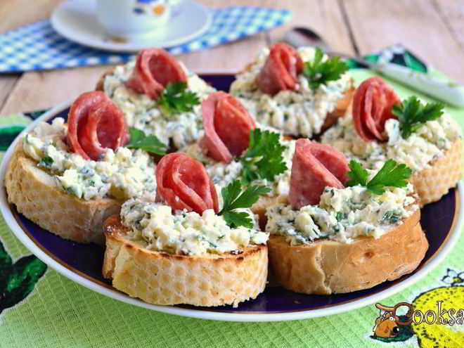 Рецепт бутербродов с маслом, плавленным сыром и колбасой