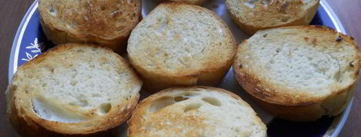 бутерброды с маслом, плавленным сыром и колбасой. Шаг 2