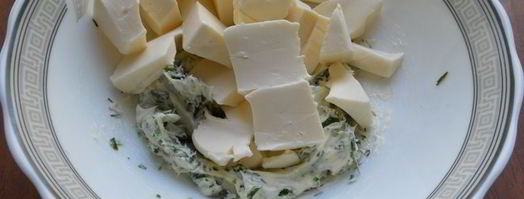 бутерброды с маслом, плавленным сыром и колбасой. Шаг 3