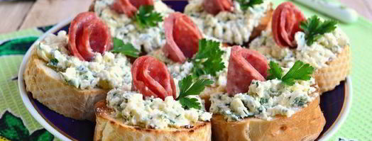 бутерброды с маслом, плавленным сыром и колбасой. Шаг 5