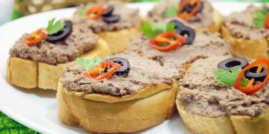 Бутерброды с паштетом из куриной печени