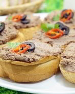 Бутерброды с паштетом из куриной печени