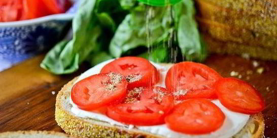 Бутерброды с помидорами и чесноком