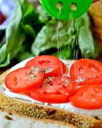 Бутерброды с помидорами и чесноком