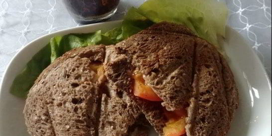 Бутерброды с помидорами и моцареллой