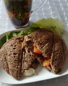 Бутерброды с помидорами и моцареллой