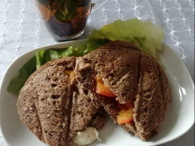 Рецепт бутербродов с помидорами и моцареллой