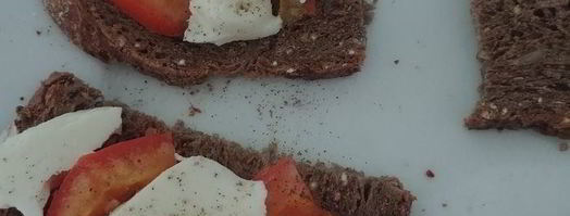 бутерброды с помидорами и моцареллой. Шаг 2