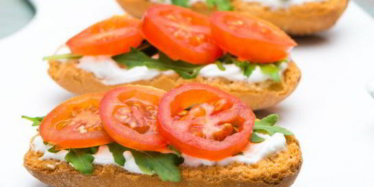 Бутерброды с помидорами и сыром