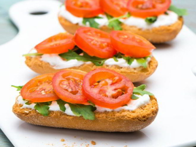 Рецепт бутербродов с помидорами и сыром