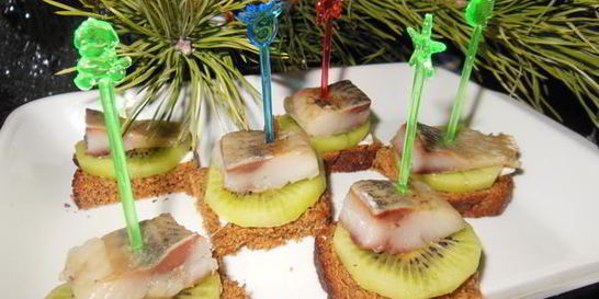 Бутерброды с селедкой и киви