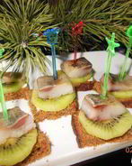 Бутерброды с селедкой и киви