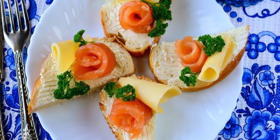 Бутерброды с семгой и сыром