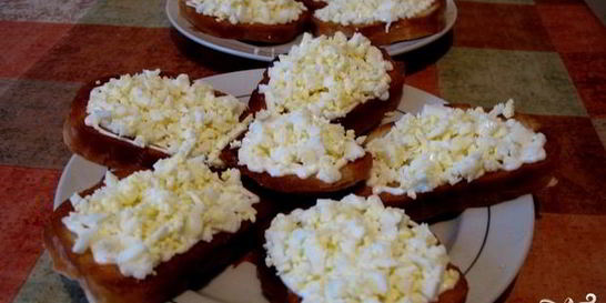 Бутерброды с яйцом и чесноком