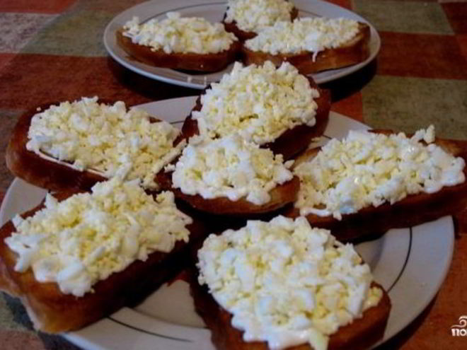 Рецепт бутербродов с яйцом и чесноком