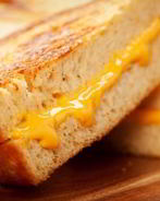 Бутерброды с жареным хлебом и сыром